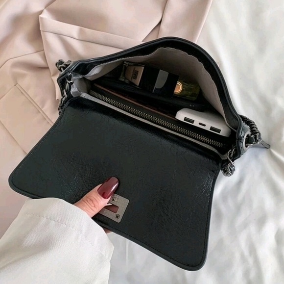 Adorable Black Shoulder Bag - Picture 2 of 12